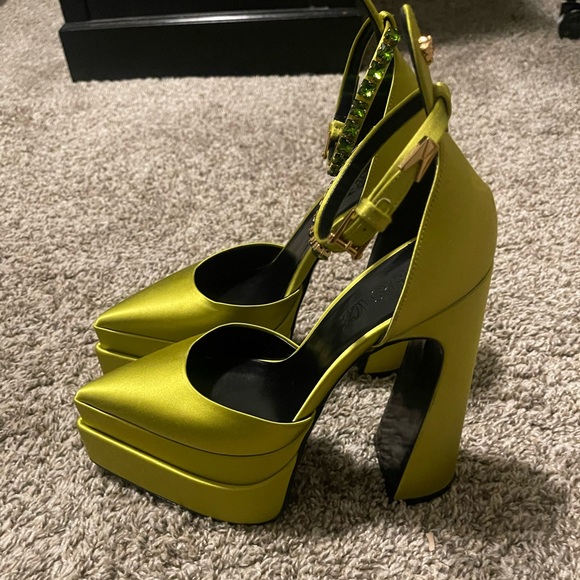 Versace Pointed Toes Aevitas - Picture 3 of 8